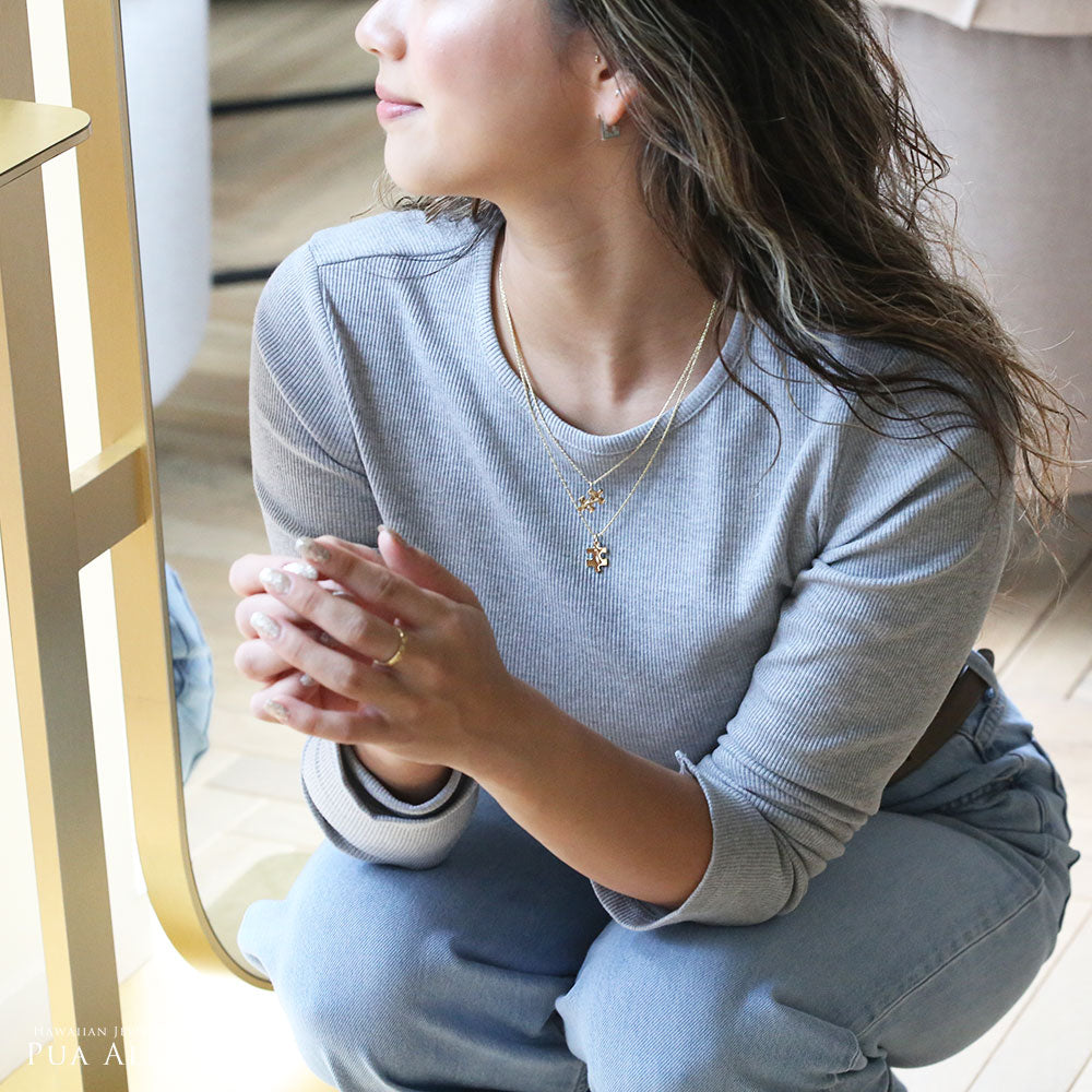 K14 ハワイアン エターナルパズルピース ペンダントトップ(プレーン)女性着用2