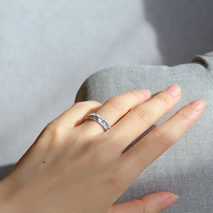 ハワイアンジュエリーブライダルリングマイレの結婚指輪婚約指輪を重ね着けした手元