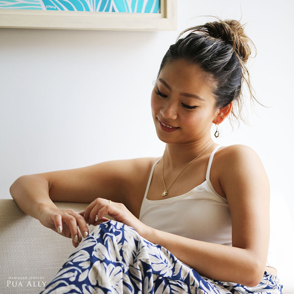 K14 ハワイアン カフ ピアス女性着用2
