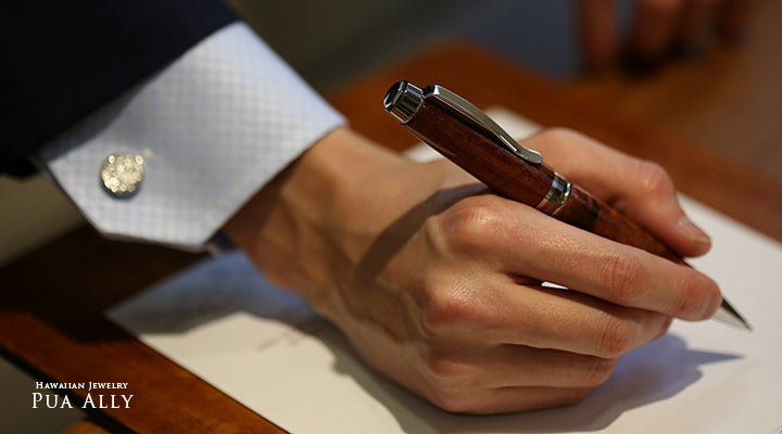 ハワイアン コアウッド シガー ボールペン男性使用イメージ画像/ハワイアンジュエリーブランドPUAALLY(プアアリ)