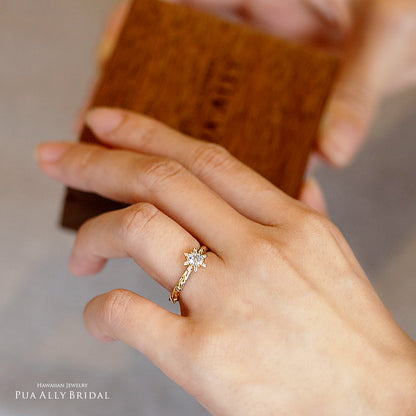K18 ハワイアン 0.3ct エンゲージリング ◇Lahaina ラハイナ-太陽-女性着用画像/ハワイアンジュエリーブランドPUAALLY(プアアリ)
