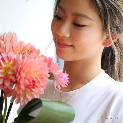 K14 ハワイアン ブーゲンビリヤ ピアス女性着用3