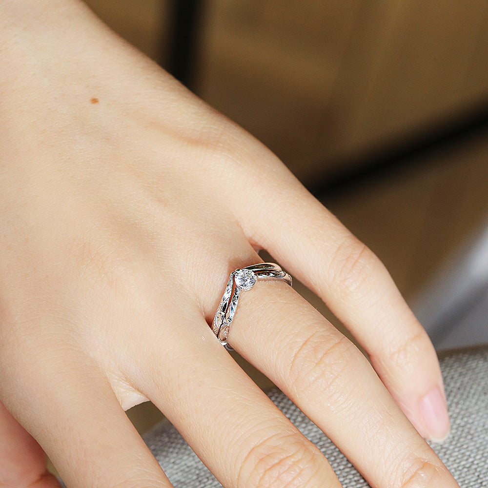 ハワイアンジュエリーブライダルリング結婚指輪婚約指輪３点セットV字マーメイドテールの着用