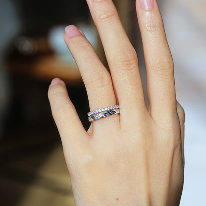 ハワイアンジュエリーブライダルリングマイレの結婚指輪婚約指輪を重ね着けした手