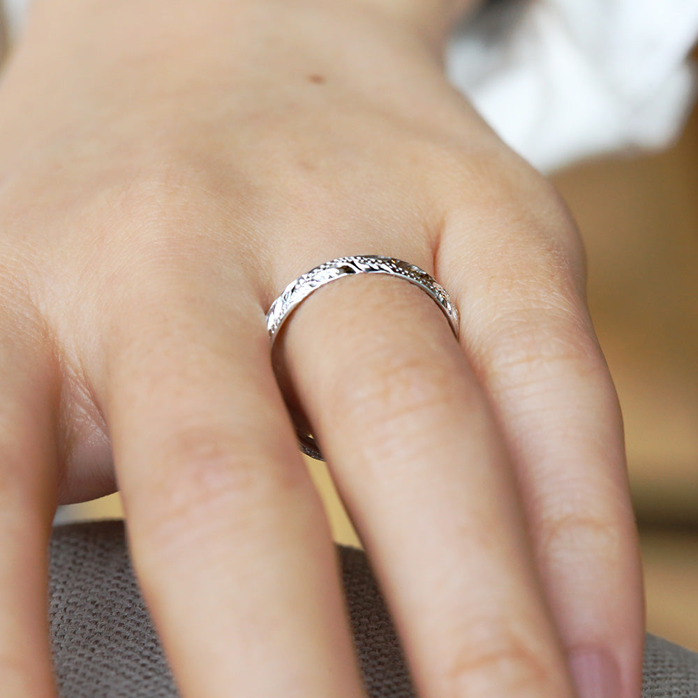 ハワイアンジュエリー結婚指輪ツーフェイスを着用した手