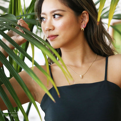 K14 ハワイアン ダイヤモンドヘッドクレスト 片耳ピアス女性着用3