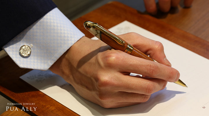 ハワイアン コアウッド ネオピーン ボールペン男性使用イメージ画像/ハワイアンジュエリーブランドPUAALLY(プアアリ)