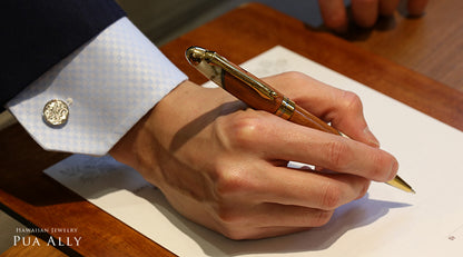 ハワイアン コアウッド ネオピーン ボールペン男性使用イメージ画像/ハワイアンジュエリーブランドPUAALLY(プアアリ)