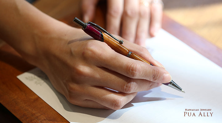 ハワイアン コアウッド シャープペンシル女性使用イメージ画像/ハワイアンジュエリーブランドPUAALLY(プアアリ)