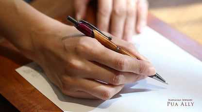 ハワイアン コアウッド シャープペンシル女性使用イメージ画像/ハワイアンジュエリーブランドPUAALLY(プアアリ)