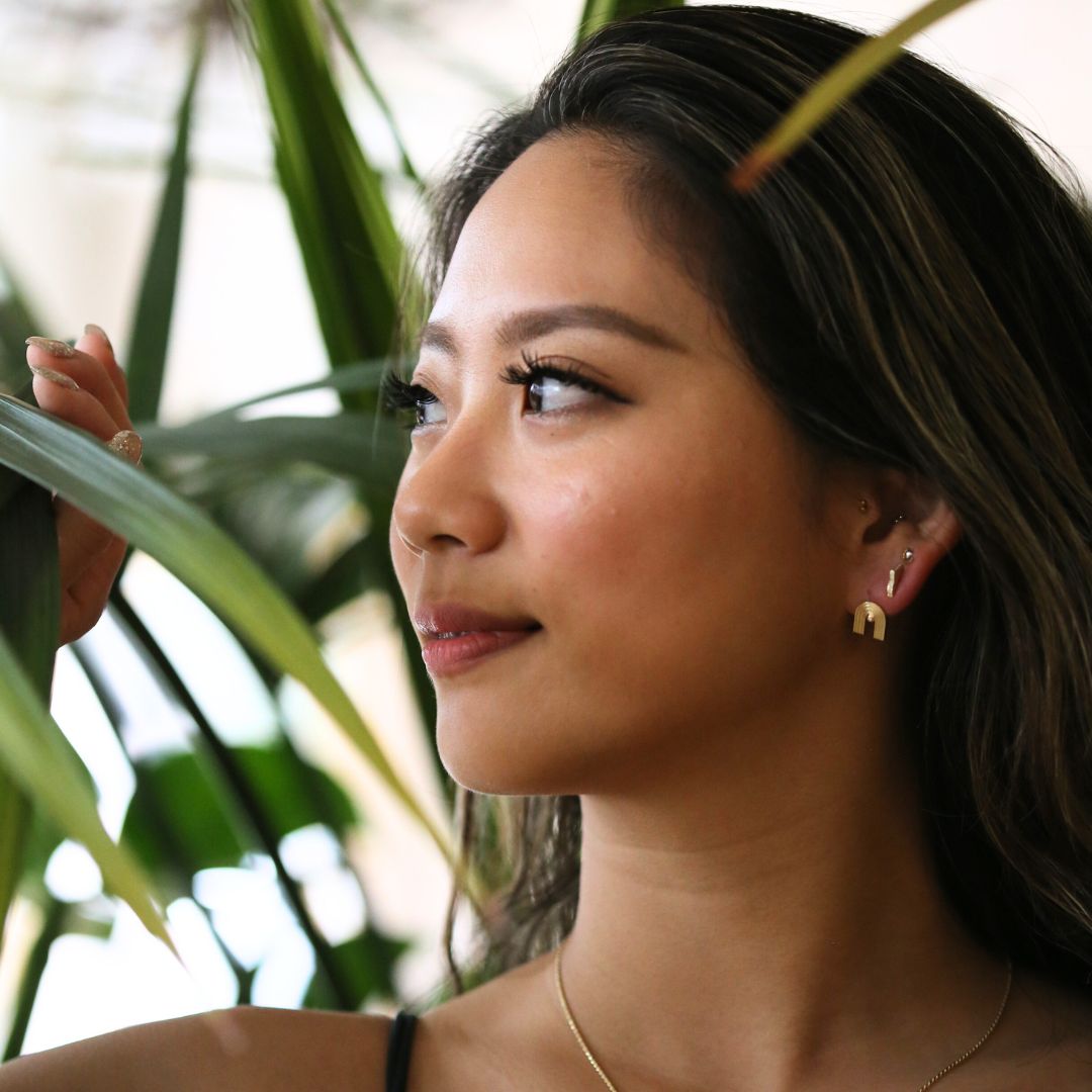 K14 ハワイアン レインボー・ヴェール ピアス女性着用1