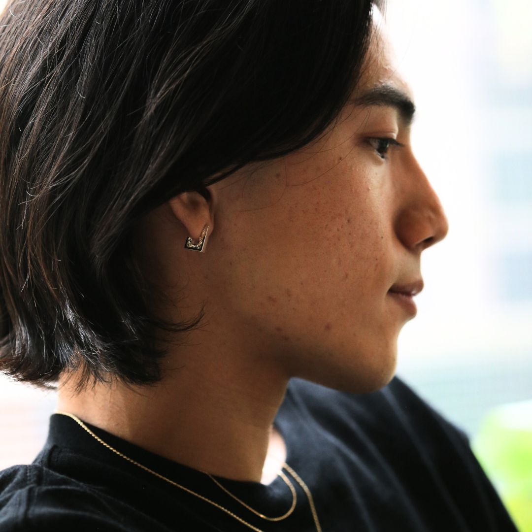 SV シティレクタングル ピアス男性着用