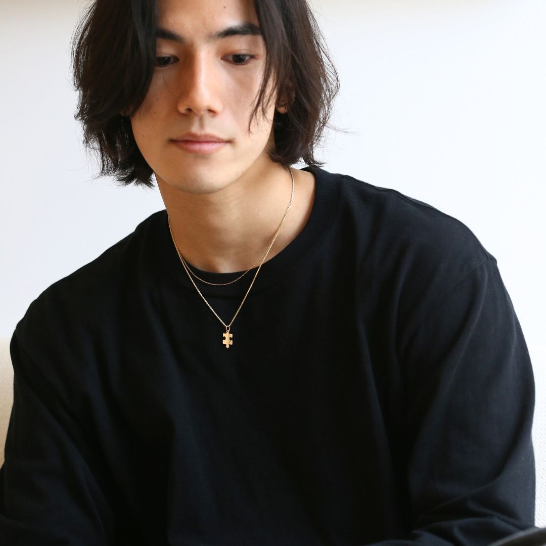 K14 ハワイアン エターナルパズルピース ペンダントトップ(プレーン)男性着用