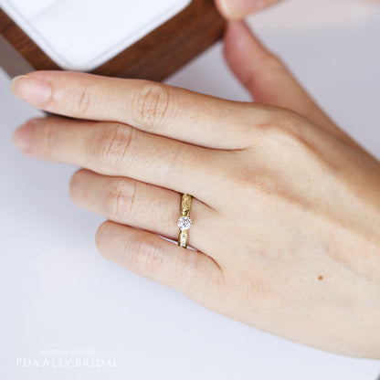 ハワイアンジュエリーエンゲージリングウェーブド0.3ctイエローゴールドK18着用