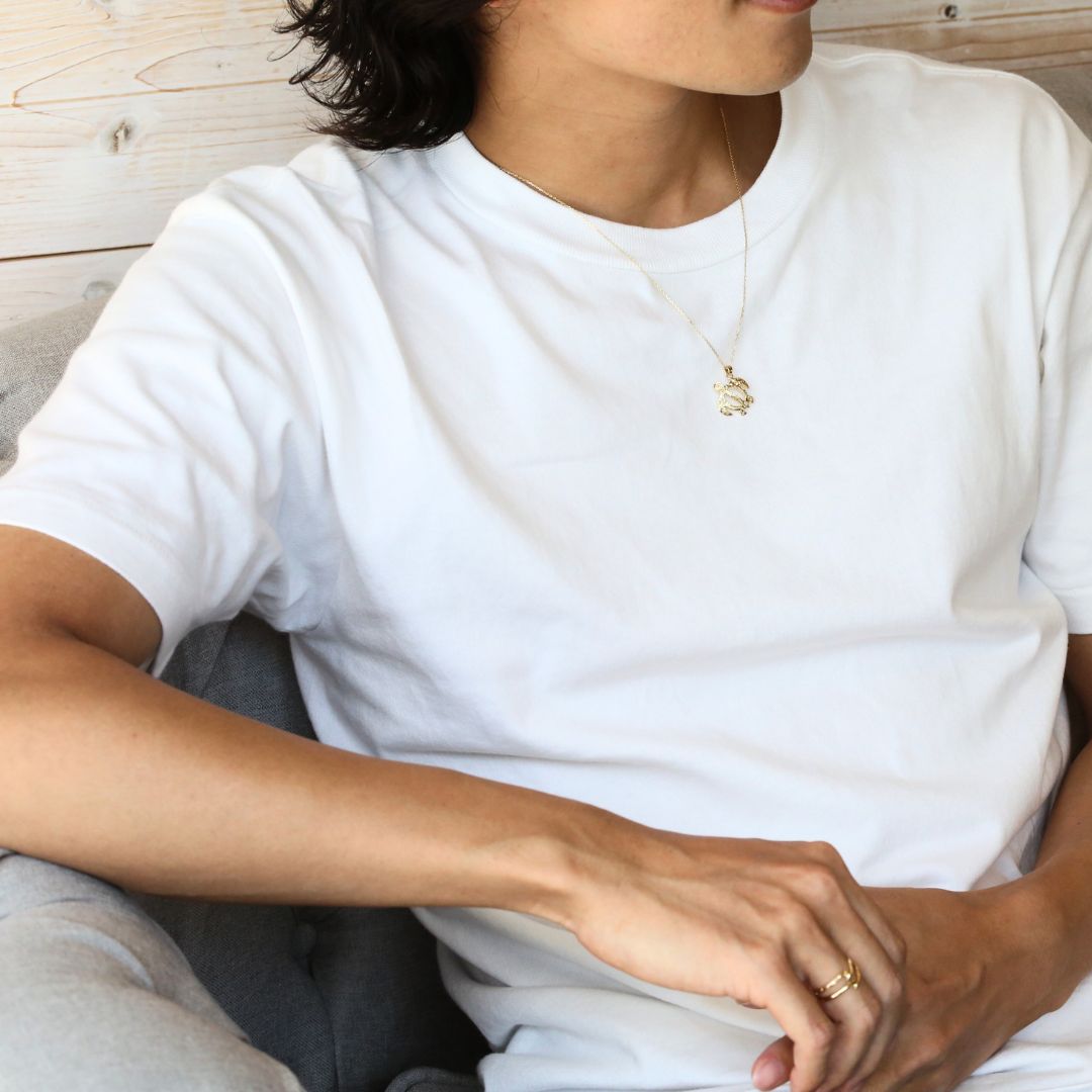 ハワイアン ホヌ ペンダントトップ L男性着用