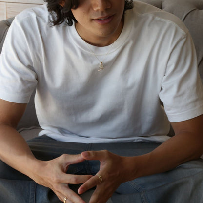 K14 ハワイアン イニシャル ペンダントトップ L男性着用