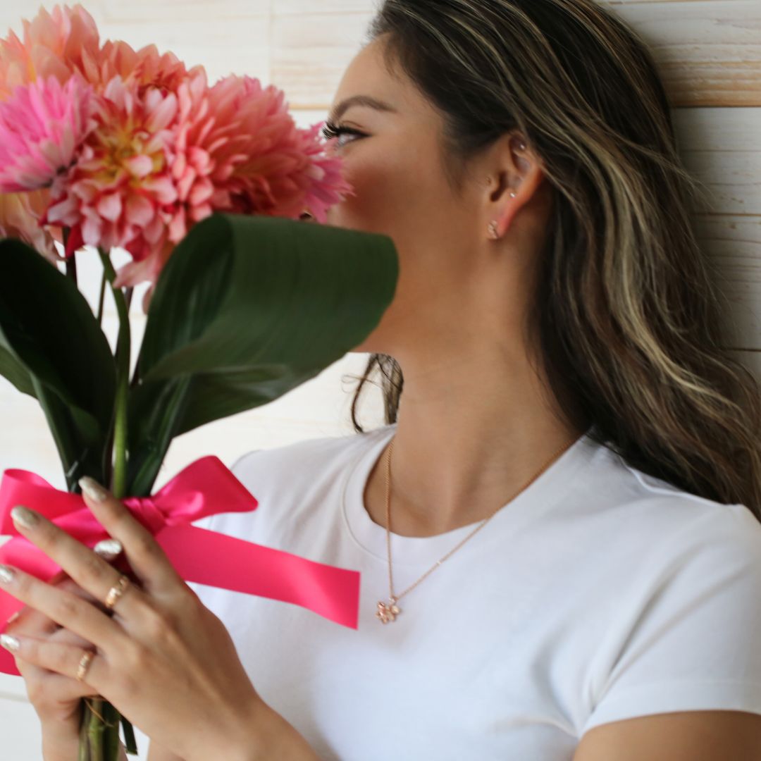 K14 ハワイアン ナウパカペンダントトップ表題女性着用1