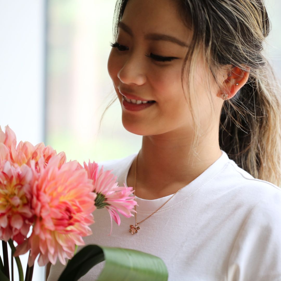 K14 ハワイアン ナウパカペンダントトップ表題女性着用2