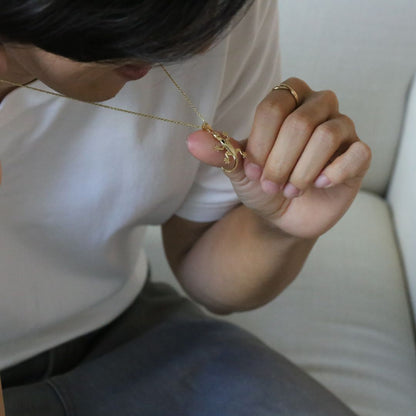 ハワイアン ゲコ ( ヤモリ ) ダイヤモンド ペンダントトップ男性着用