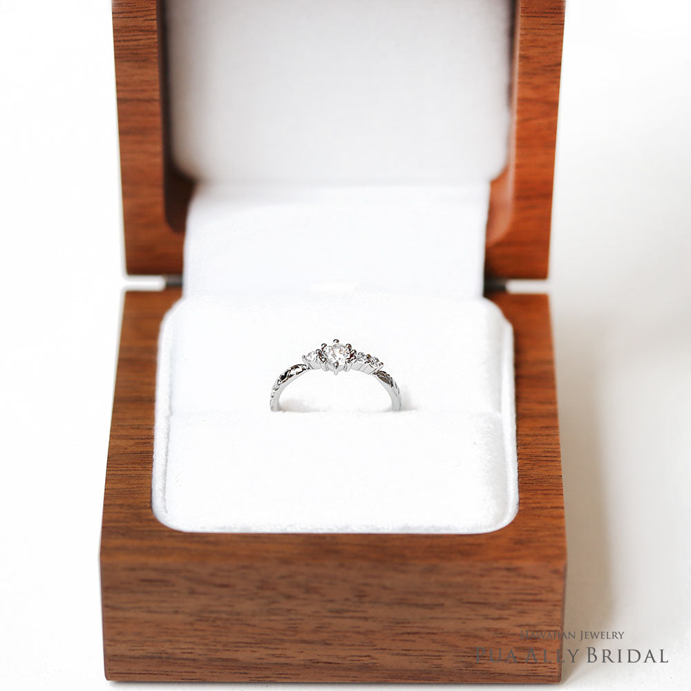 ハワイアンジュエリーエンゲージリングスターコンパス0.3ctプラチナ木箱