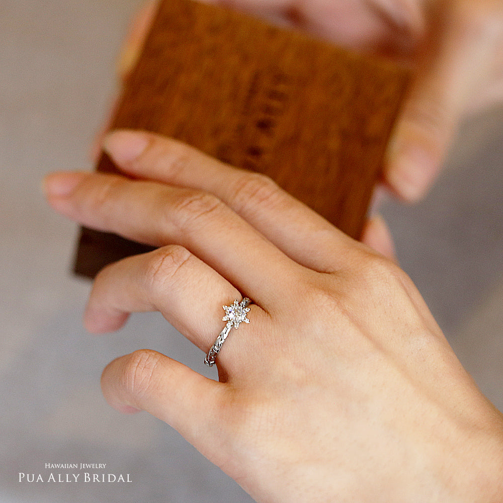 Pt900 ハワイアン 0.3ct エンゲージリング ◇Lahaina ラハイナ-太陽-着用