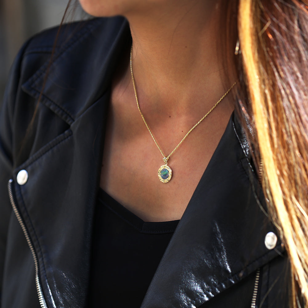 K14 ハワイアン マザーオブパールマナ ペンダントトップ Sブラック女性着用画像/ハワイアンジュエリーブランドPUAALLY(プアアリ)