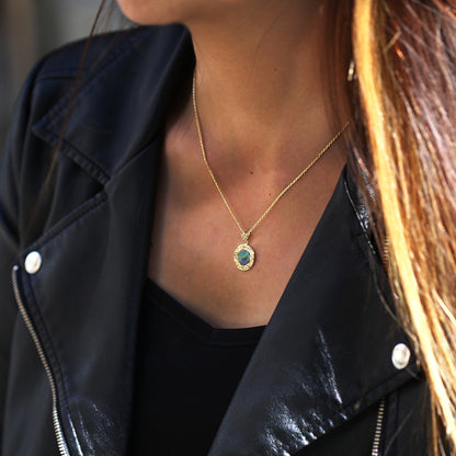 K14 ハワイアン マザーオブパールマナ ペンダントトップ Sブラック女性着用画像/ハワイアンジュエリーブランドPUAALLY(プアアリ)