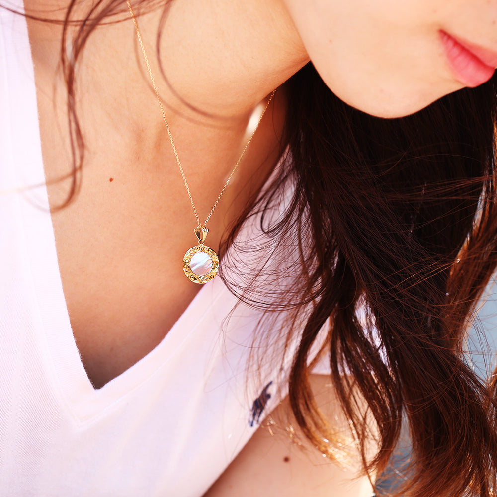 K14 ハワイアン マザーオブパールマナ ペンダントトップ Sホワイト女性着用画像/ハワイアンジュエリーブランドPUAALLY(プアアリ)