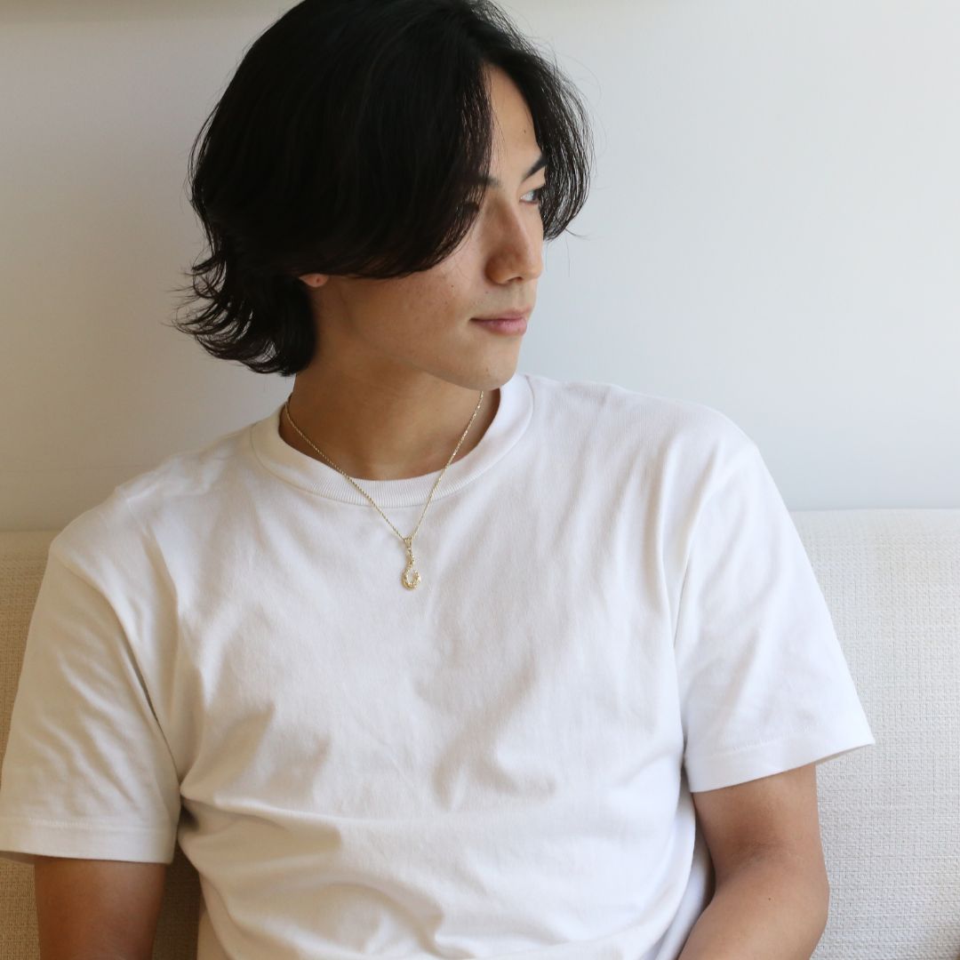 ハワイアン マウイフィッシュフック ペンダントトップ S男性着用