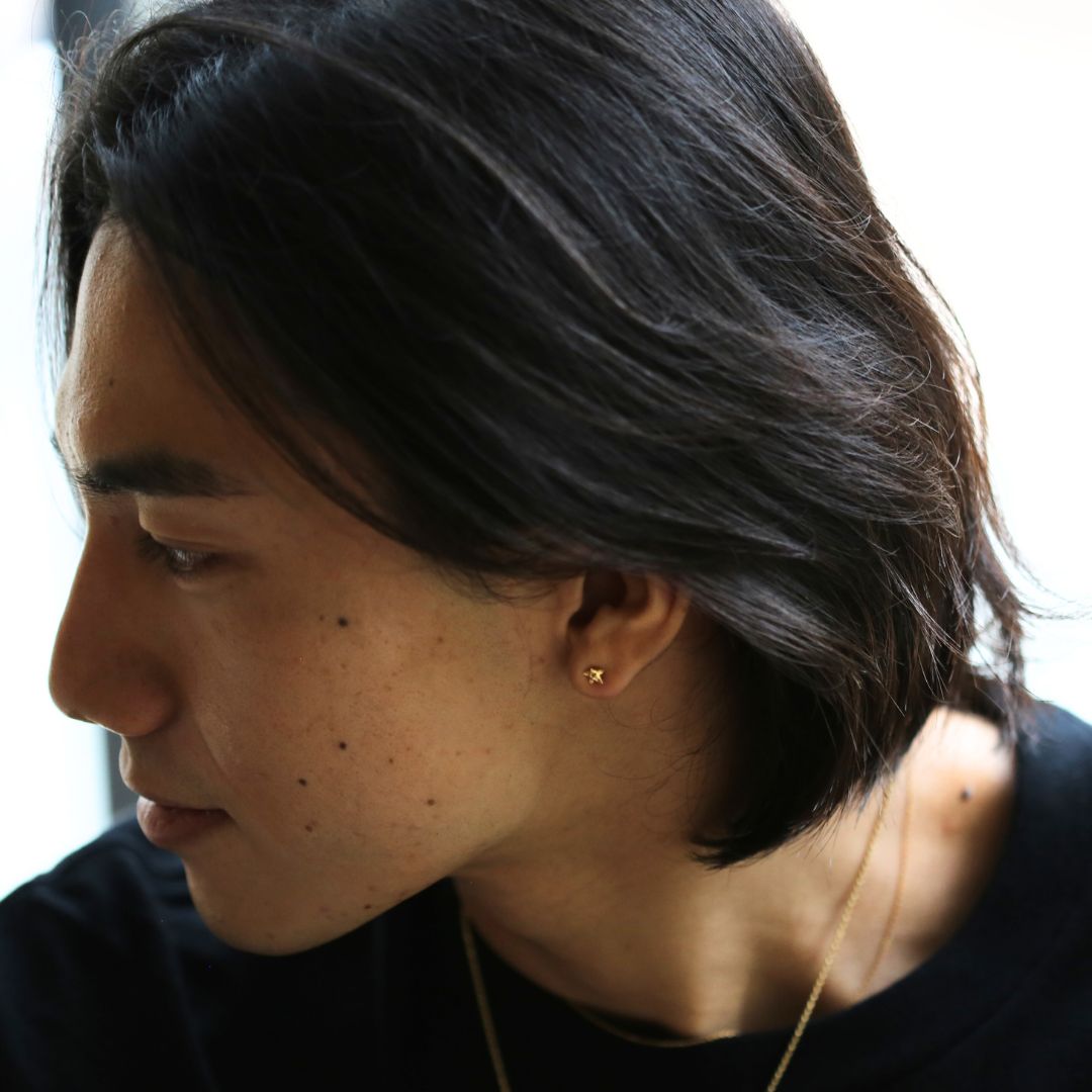 【WEB限定】K14 星の砂 片耳ピアス男性着用
