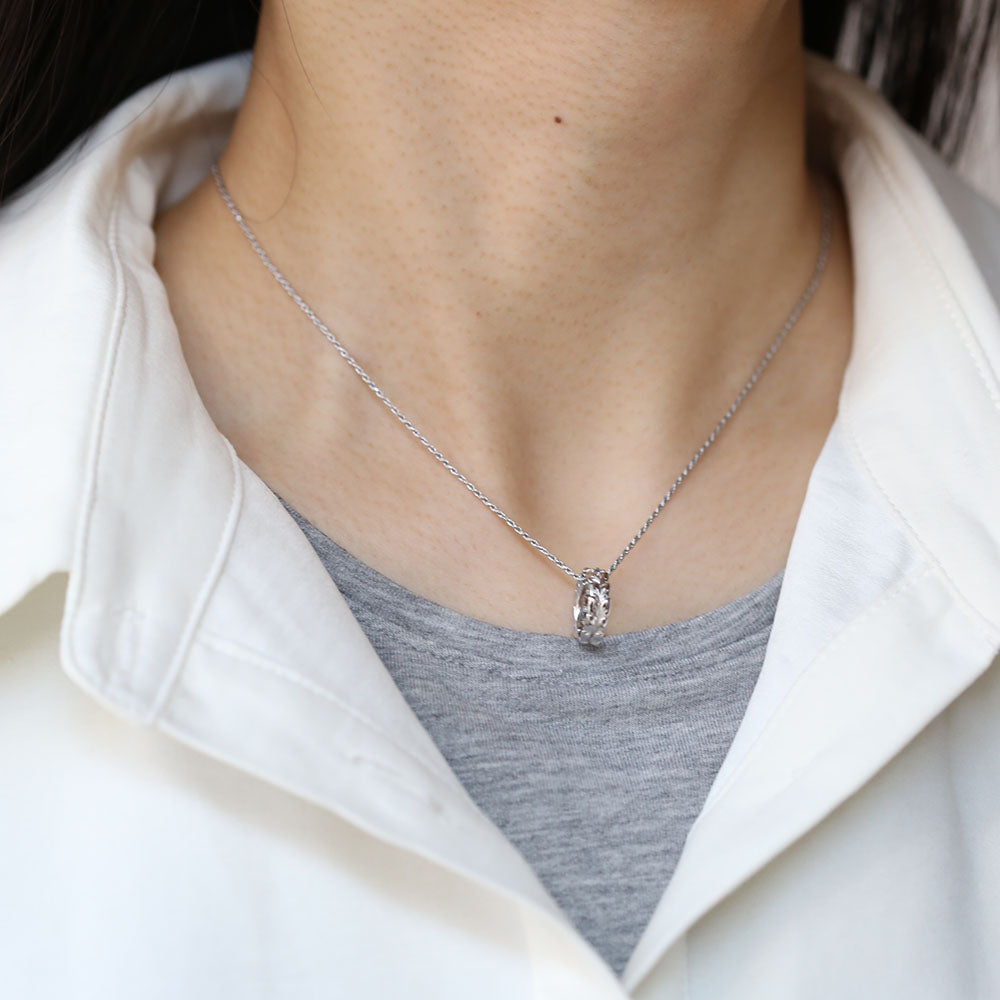 ハワイアンジュエリーベビーリングマイレ女性着用画像/ハワイアンジュエリーブランドPUAALLY(プアアリ)