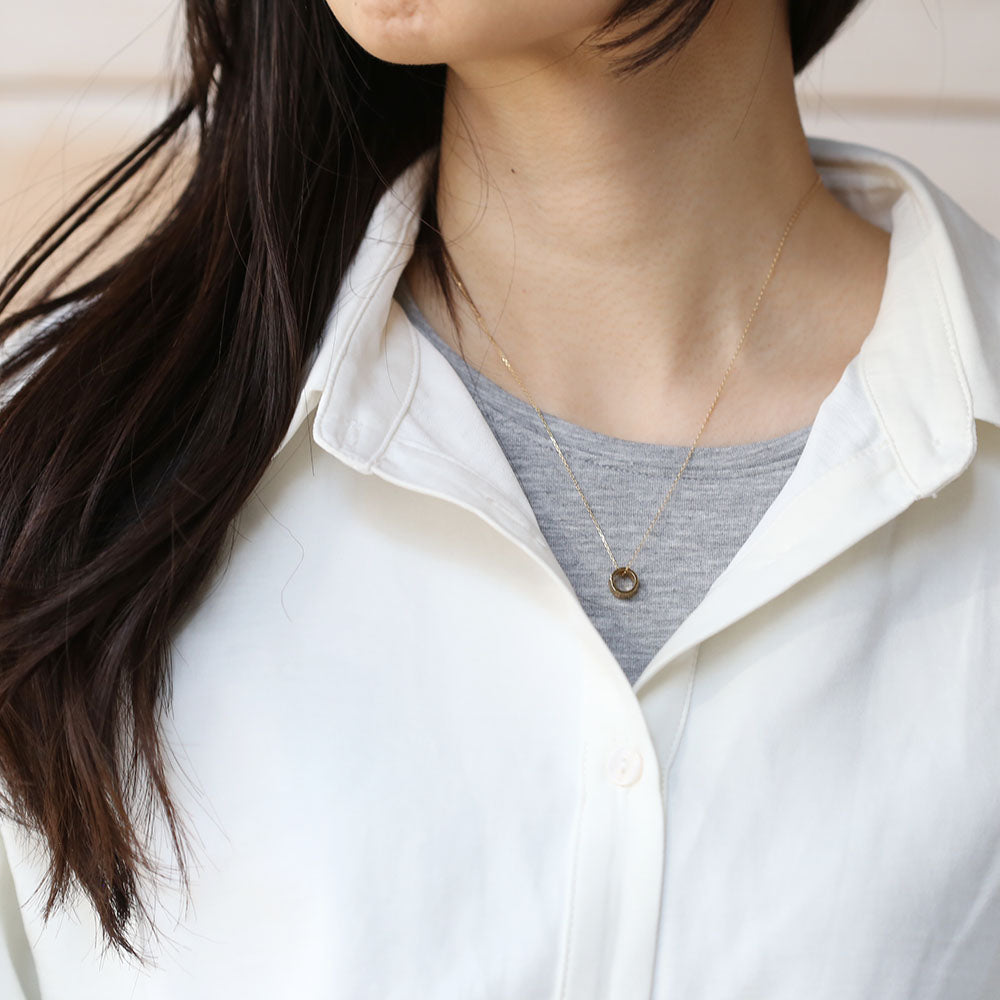 ハワイアンジュエリーベビーリングネックレスプティボーイ/女性着用画像/ハワイアンジュエリーブランドPUAALLY(プアアリ)