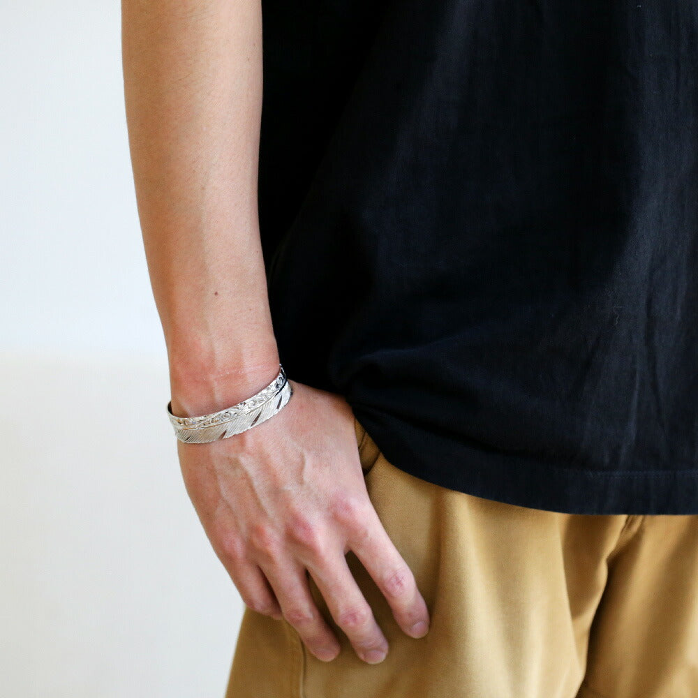 Pt900 ハワイアン フェザー カフ バングル着用1