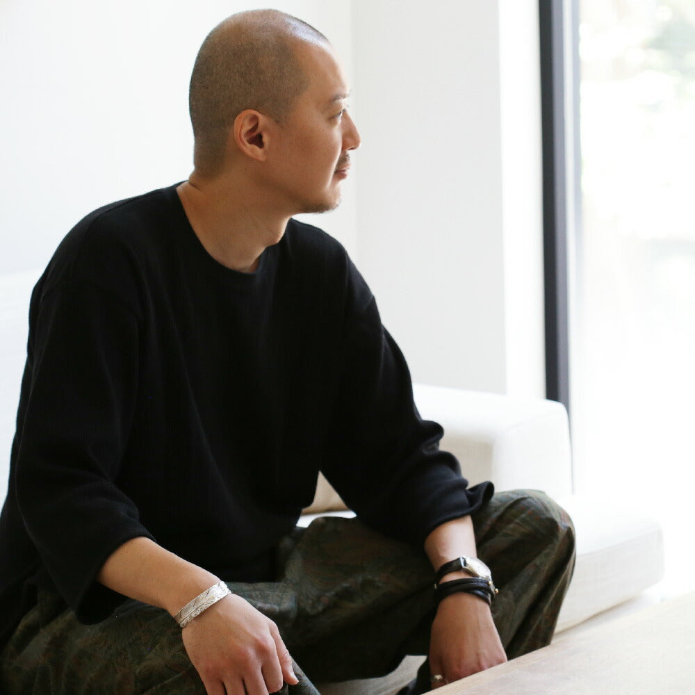 Pt900 ハワイアン フェザー カフ バングル着用3