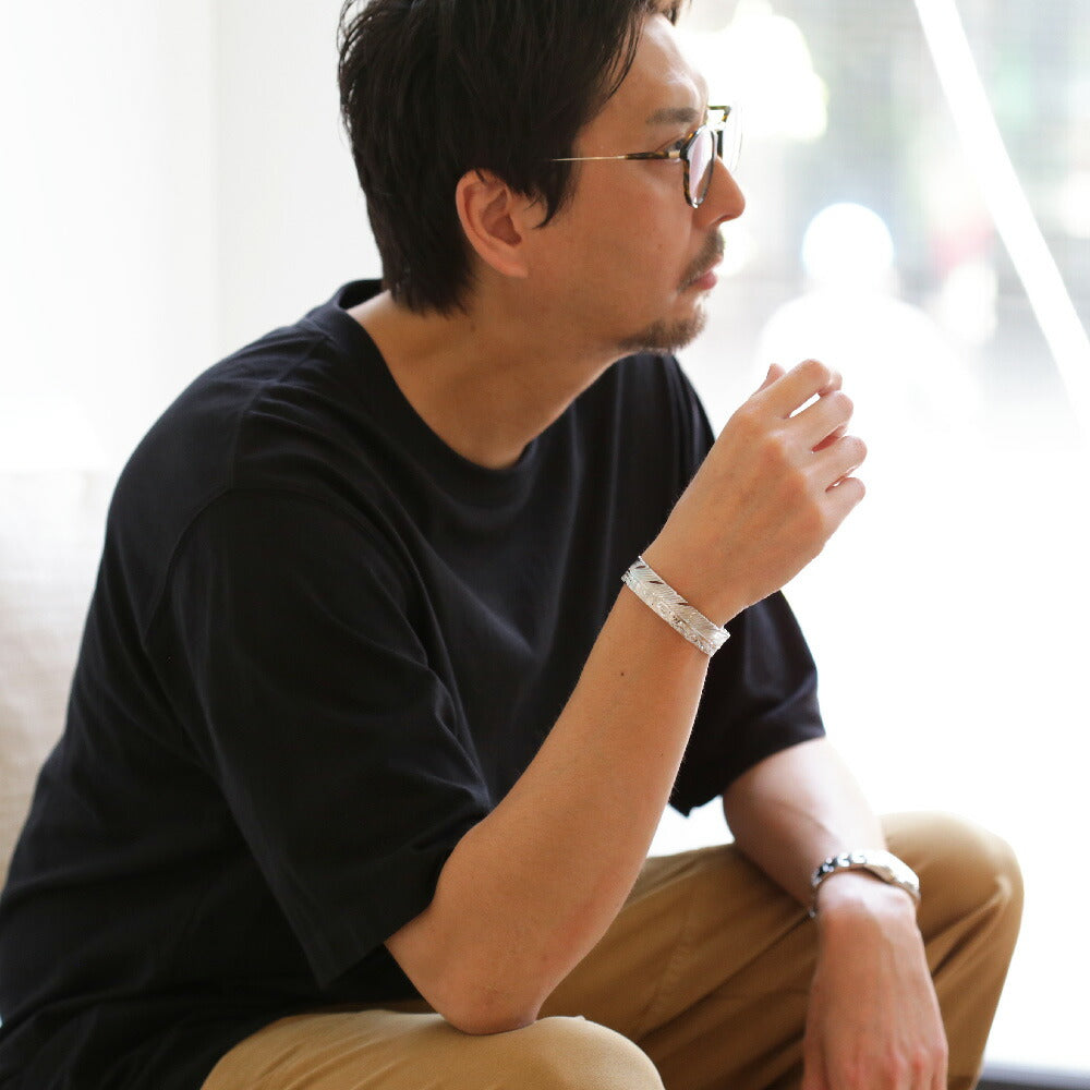 Pt900 ハワイアン フェザー カフ バングル着用2