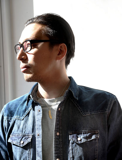 K14 ハワイアン イーグルフェザー (羽) ペンダントトップ M 男性着用画像/ハワイアンジュエリーブランドPUAALLY(プアアリ)