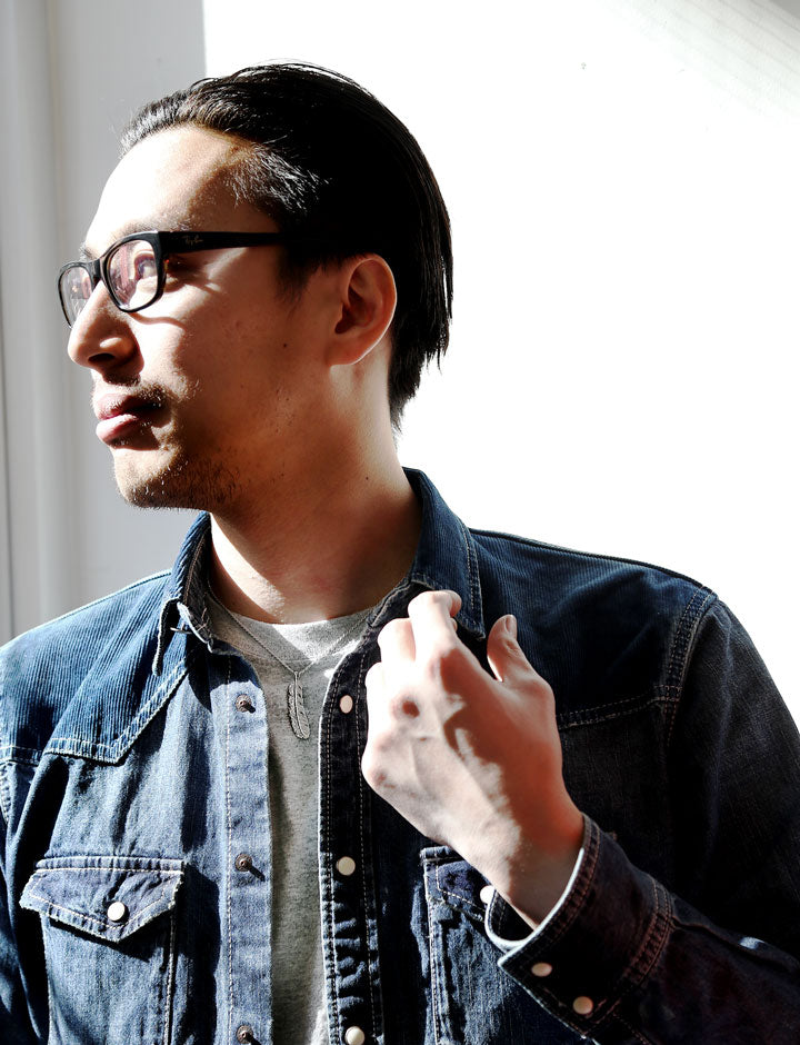 SV925 ハワイアン イーグルフェザー (羽) ペンダントトップ M男性着用画像/ハワイアンジュエリーブランドPUAALLY(プアアリ)