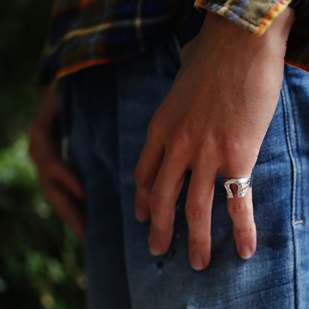 Pt900 ハワイアン ホースシューリング 馬蹄男性着用画像2/ハワイアンリング/ハワイアンジュエリーリング/ハワイアンジュエリーブランドPUAALLY(プアアリ)