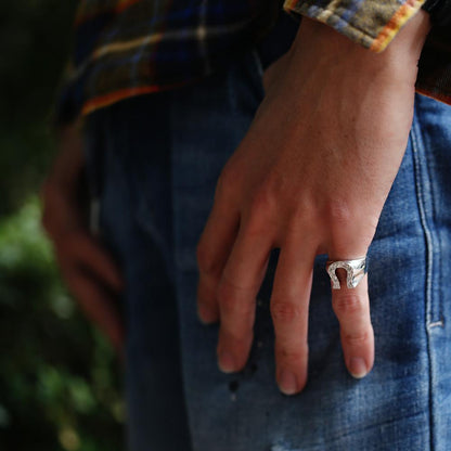 Pt900 ハワイアン ホースシューリング 馬蹄男性着用画像2/ハワイアンリング/ハワイアンジュエリーリング/ハワイアンジュエリーブランドPUAALLY(プアアリ)