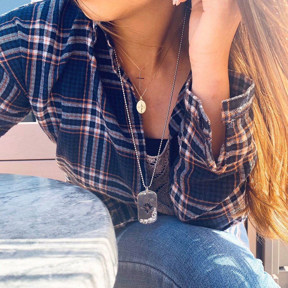 SV925 ミリタリー ドッグタグ 太陽 ネックレスレディース着用