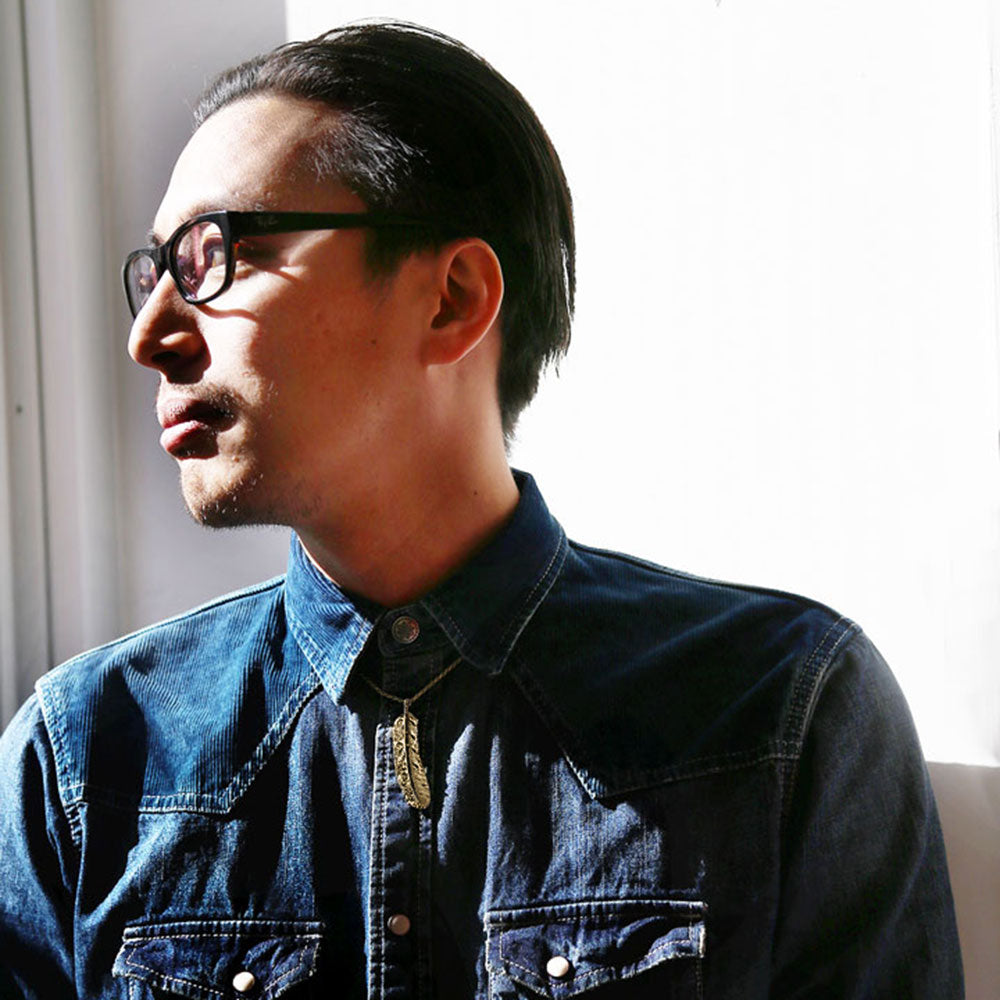 K14 ハワイアン イーグルフェザー (羽) ペンダントトップ L　男性着用画像/ハワイアンジュエリーブランドPUAALLY(プアアリ)