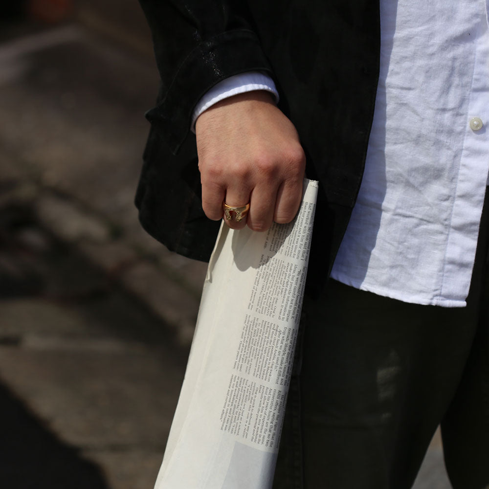 ハワイアン ホースシューリング 馬蹄男性着用画像/ハワイアンリング/ハワイアンジュエリーリング/ハワイアンジュエリーブランドPUAALLY(プアアリ)