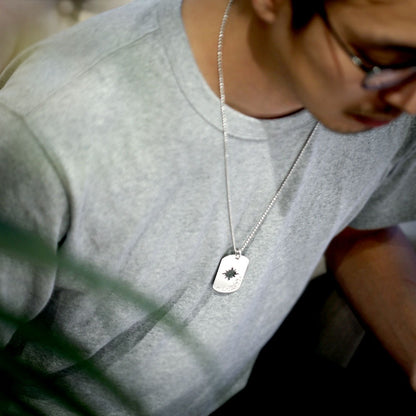 SV925 ミリタリー ドッグタグ 太陽 ネックレスメンズ着用