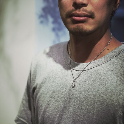 SV925 ハワイアン ホースシュー（馬蹄） ペンダントトップ M男性着用画像/ハワイアンジュエリーブランドPUAALLY(プアアリ)