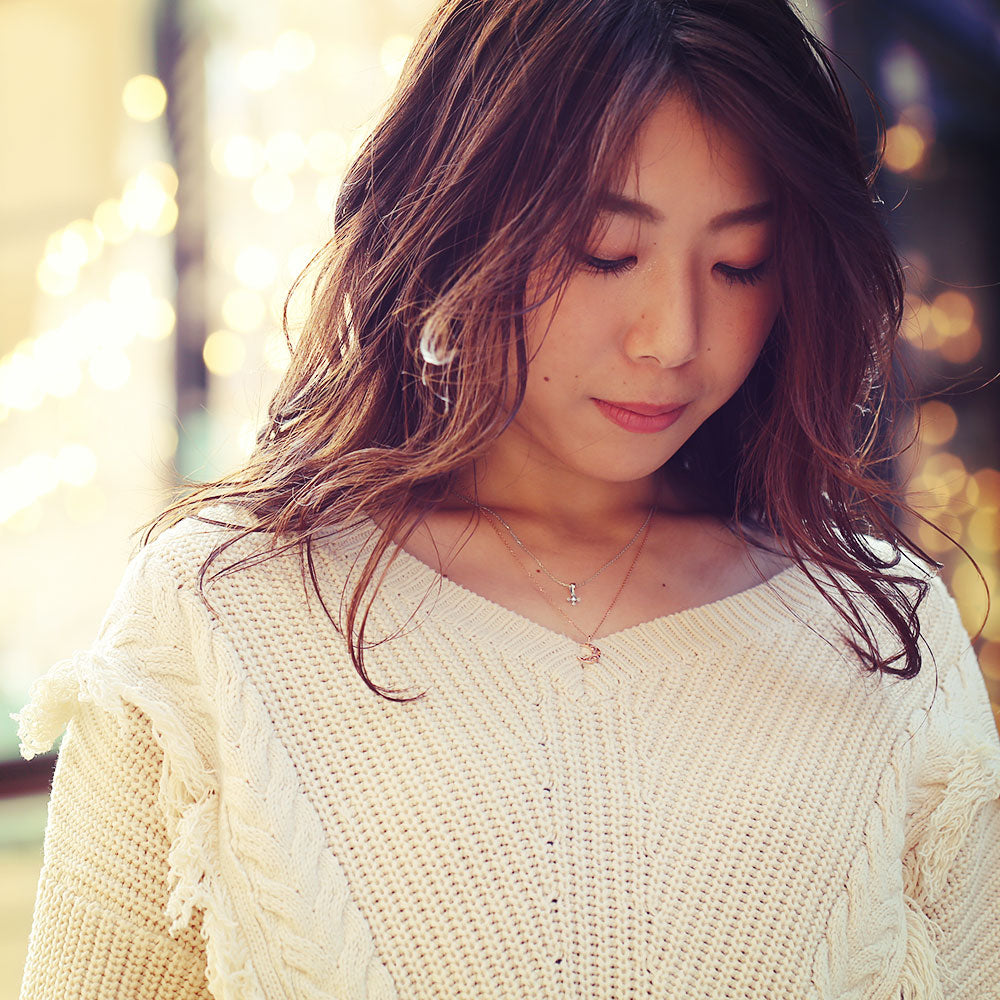 Pt900 ハワイアン 南十字星 プルメリア プチ ネックレス女性着用画像/ハワイアンジュエリーブランドPUAALLY(プアアリ)