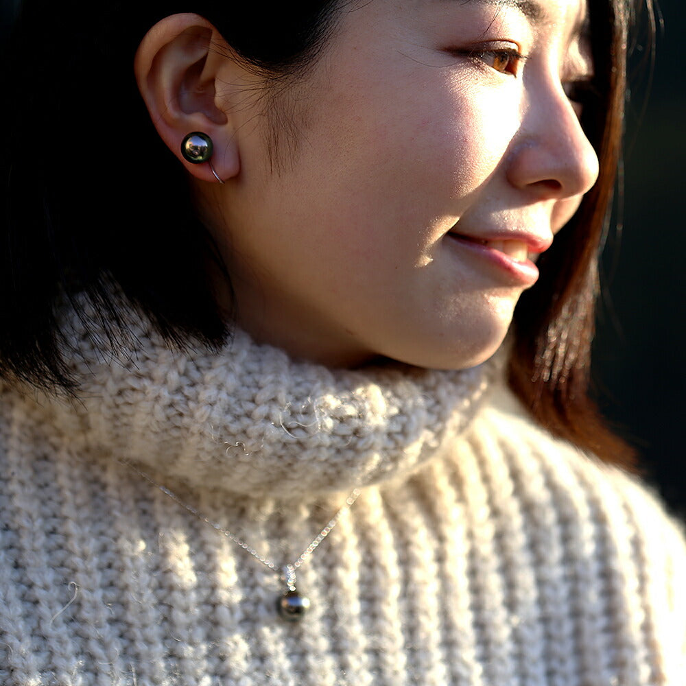 K14WG タヒチアンパール イヤリング女性着用画像/ハワイアンジュエリーブランドPUAALLY(プアアリ)