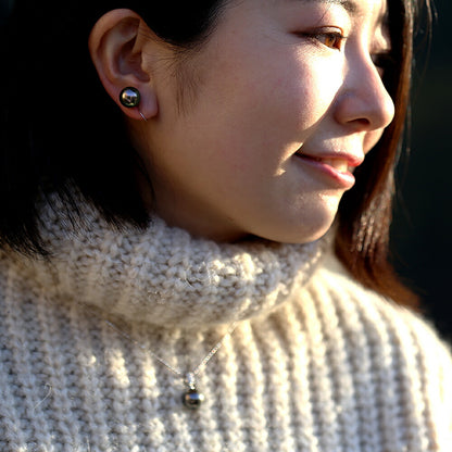 K14WG タヒチアンパール イヤリング女性着用画像/ハワイアンジュエリーブランドPUAALLY(プアアリ)