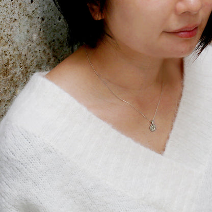 Pt900 ハワイアン アーバントリップコインペンダントトップS女性着用画像/ハワイアンジュエリーブランドPUAALLY(プアアリ)