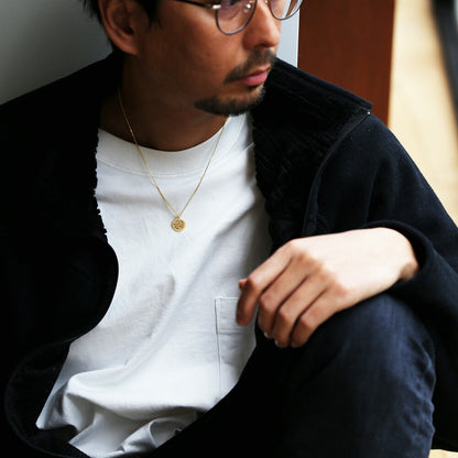 ハワイアン フィート コイン ペンダントトップ男性着用画像/ハワイアンジュエリーブランドPUAALLY(プアアリ)