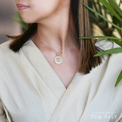 K14 ハワイアン ロイヤルエンブレムコイン ダイヤモンド ペンダントトップ女性着用画像/ハワイアンジュエリーブランドPUAALLY(プアアリ)